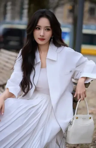 杨幂纯白套装美出圈