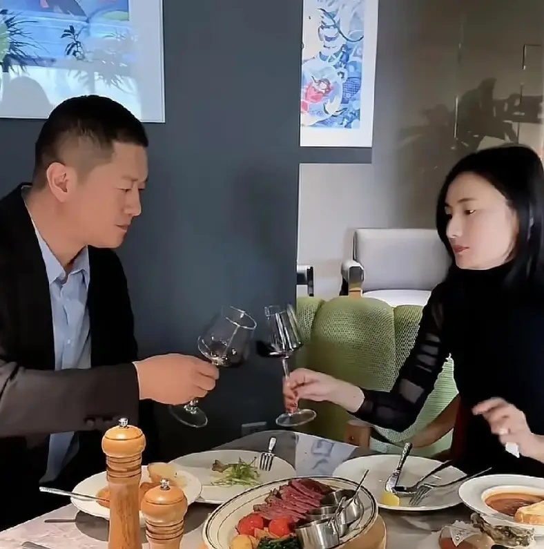 李亚鹏海哈金一起进餐