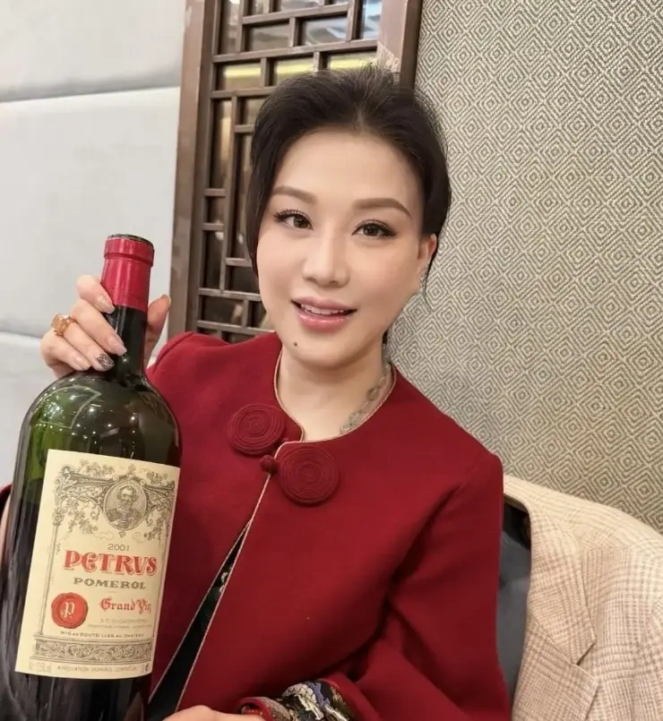 赌王猷启前妻携女拜年