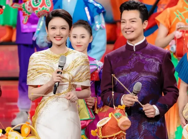 龙洋白金色礼服惊艳元宵