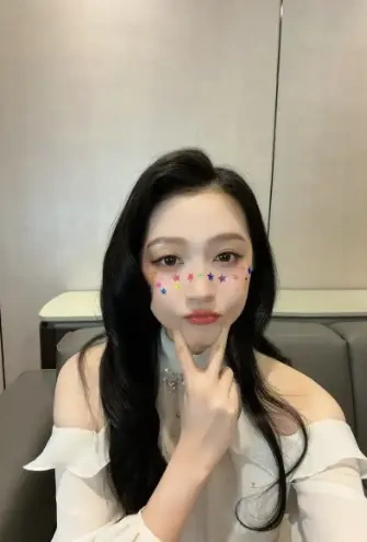 一眼沦陷！关晓彤星星贴纸自拍火出圈
