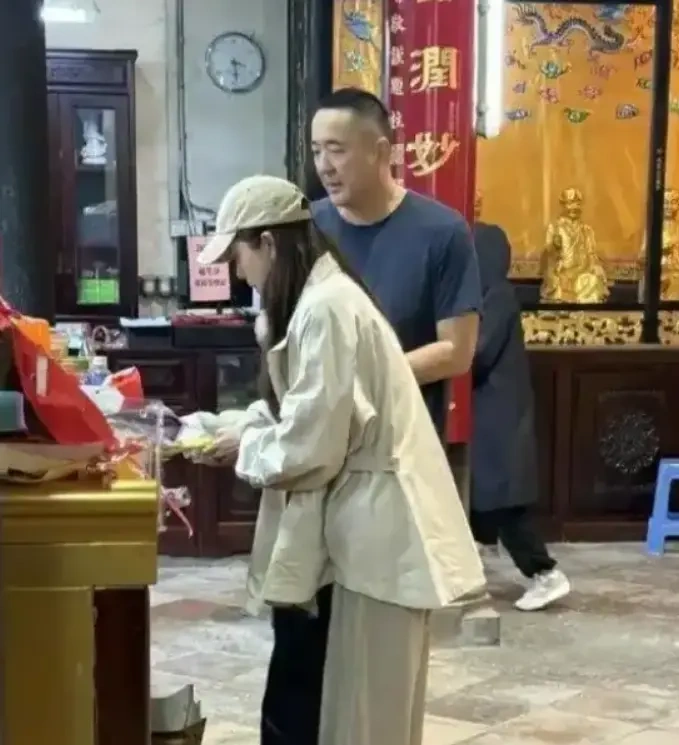 曾黎澳门观音堂祈福被偶遇