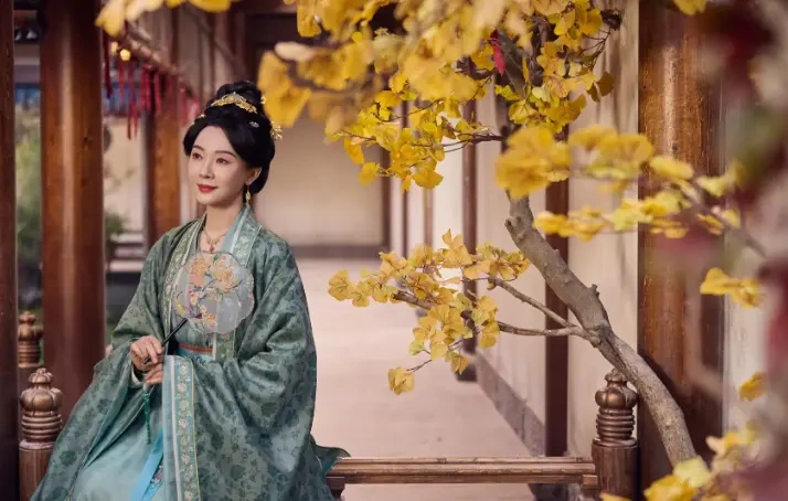 陈数穿华美服饰宛若古代当家主母