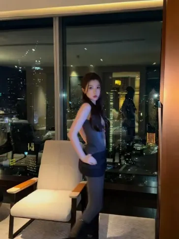 虞书欣短衣短裙倚窗拍夜景