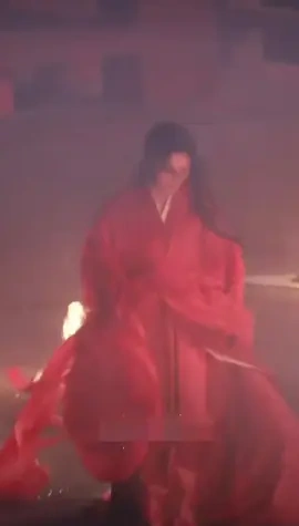 红袍织古韵，丝束锁清愁