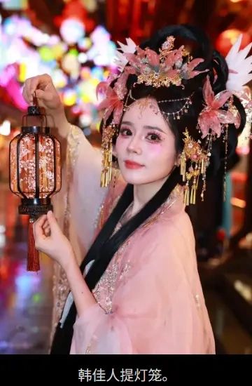 韩佳人梳古风发髻配华丽头饰