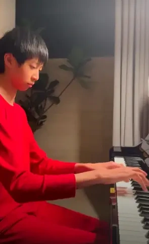 姚晨儿子弹钢琴时有多帅
