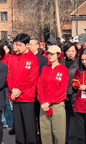 高圆圆红卫衣+绿工装裤