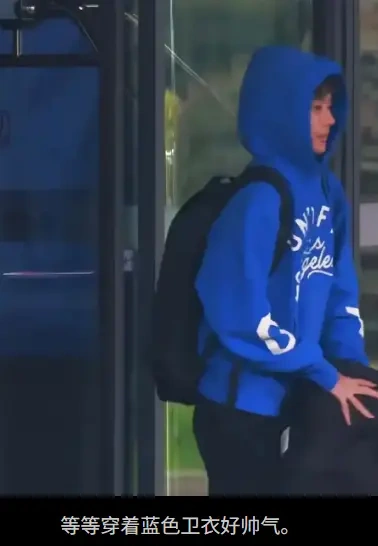 热搜炸了！邓超孙俪带儿女出行