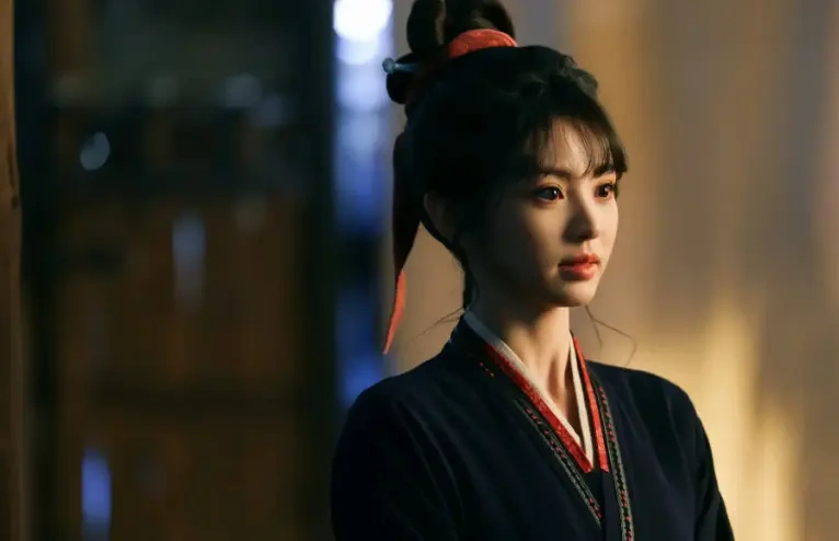 田曦薇藏青侠女裙封神