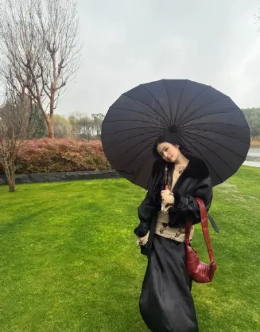 雨落闲时，李兰迪的松弛感日常