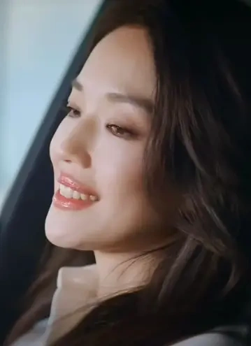 长发垂肩倚蓝车，舒淇纯白look解锁松弛感天花板