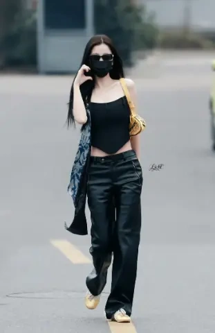 打破甜妹桎梏！虞书欣黑抹胸配皮裤