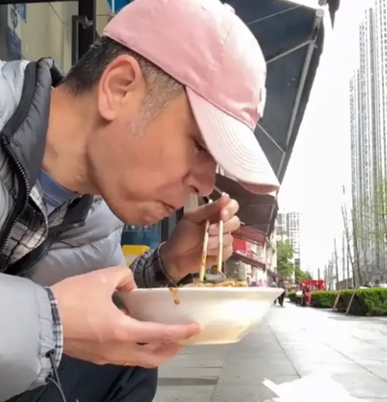 破防了！任重晒夫妻路边吃面