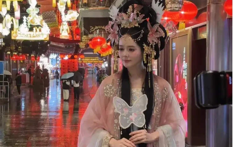 韩佳人穿粉汉服梳高盘发，中国网红妆造加持，尽显东方明媚雅致