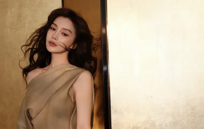 解锁温婉新姿态，杨颖卡其色复古长裙演绎东方女性之美