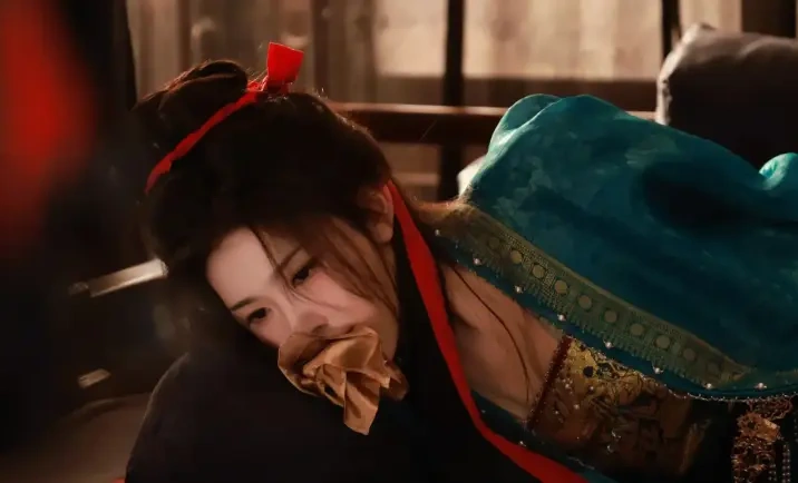 古装造型封神！孔雪儿蓝衫红带出镜，花絮照美出古风新高度