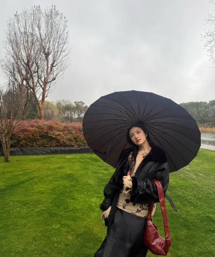 雨天治愈感MAX！李兰迪晒日常，自然妆容尽显温婉气质
