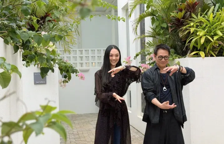 父女同框太治愈！李连杰超负荷工作，哈佛女儿Jane暖心相伴神似利智