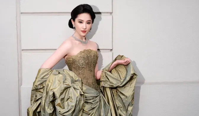 刘亦菲双造型对比：一静一动，诠释东方优雅的多元魅力