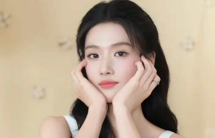 少女感拉满 卢昱晓白裙美图藏着不刻意的温柔气场