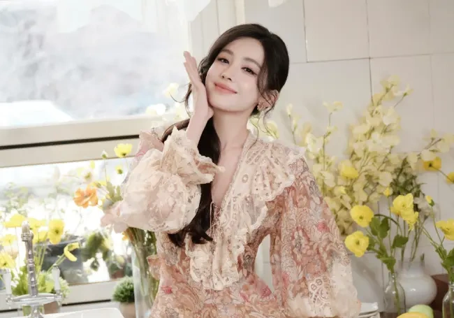 法式浪漫具象化 娜扎碎花写真藏着的复古美学