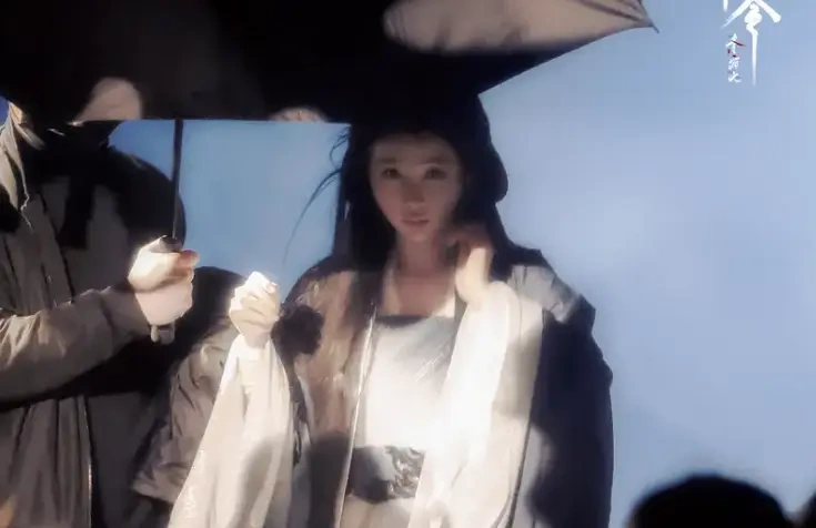 雨夜氛围感拉满 虞书欣《云初令》路透，藏着角色的破碎与坚韧