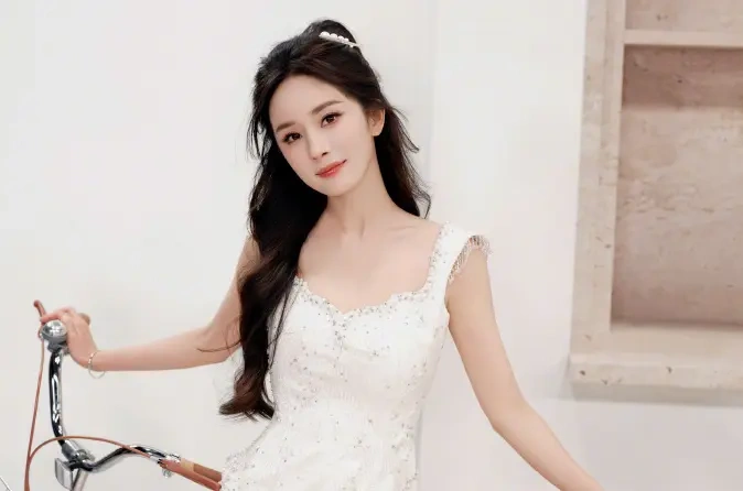 灵动与精致碰撞，杨幂珍珠流苏连衣裙写真尽显少女感与高级感