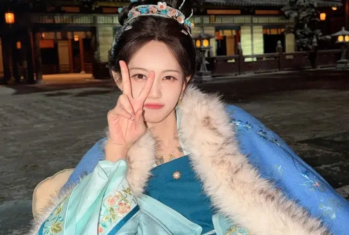 花钿映蓝衣，灵动现神女：李一桐《金枝》路透解锁古装新美感