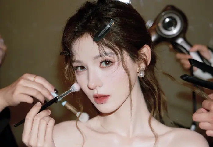 矜贵藏甜，灵动闪耀：张予曦粉纱裙美图诠释少女优雅感