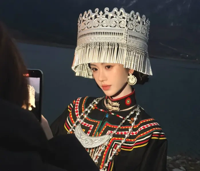 一袭彝装藏古韵 满身银饰显风华：鞠婧祎彝族造型惊艳全网
