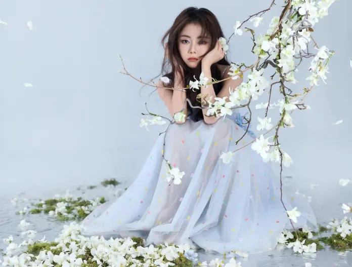 谭松韵晚会造型封神！浅蓝纱裙加身，笑眼藏娇憨，优雅沁人心