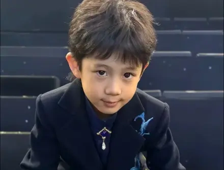 八岁庆宝时装周高光时刻！蔡国庆晒照，新中式走秀尽显少年风采