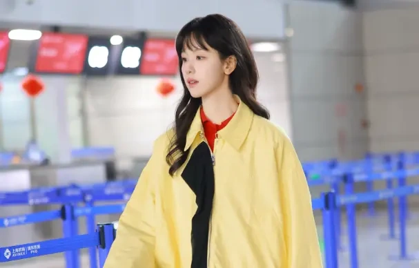 齐刘海衬清甜，亮黄显元气：陈都灵机场穿搭解锁少女感新表达