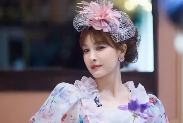 赴一场春日之约 吴昕繁花裙化身花仙子，复古优雅藏不住