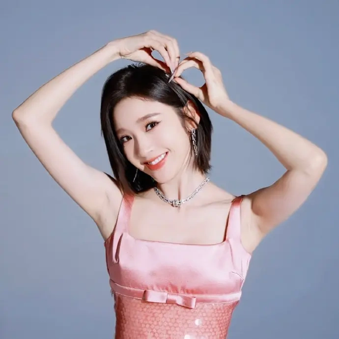 唐艺昕穿粉嫩吊带裙 身姿曼妙甜美减龄
