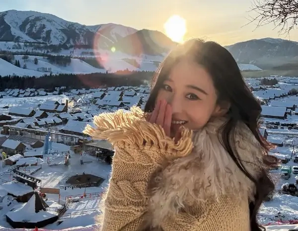 甜笑映霞光！张馨予落日美照刷屏，500张藏尽生活热忱