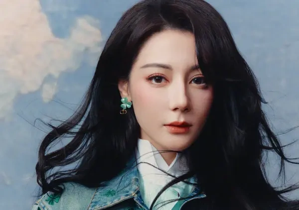 温润如油画，明媚似公主：迪丽热巴红秀开年刊Dior26新装惊艳亮相