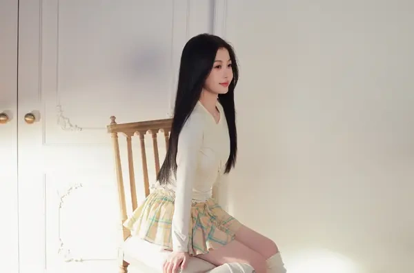 娇憨藏柔韵，纯欲动人心，虞书欣日常随拍，简约穿搭见气质