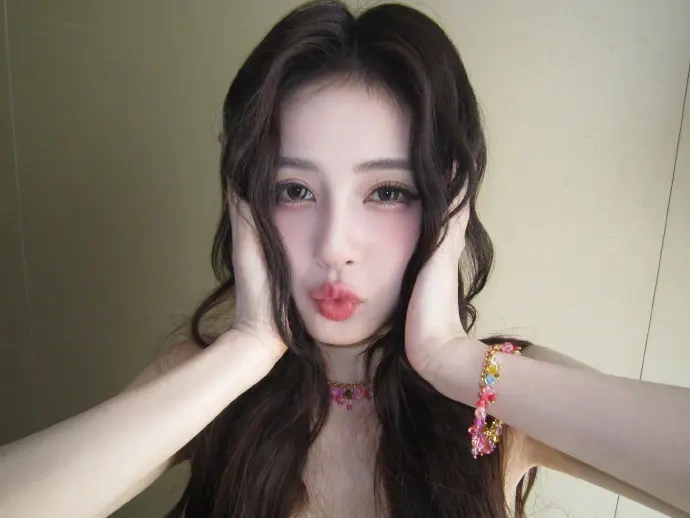 甜度超标！白鹿穿碎花吊带，碎钻配饰衬得元气拉满