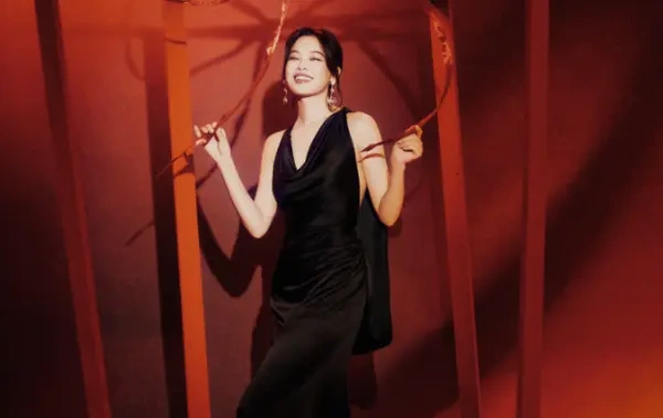 辛芷蕾庆生美照出圈，露背吊带裙性感吸睛，元气笑容诠释多元魅力