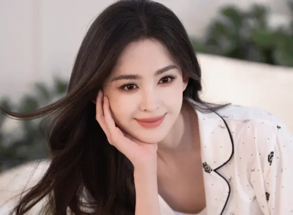娜扎白色衬衣美出圈 纯欲感拉满 松弛穿搭尽显女神气场