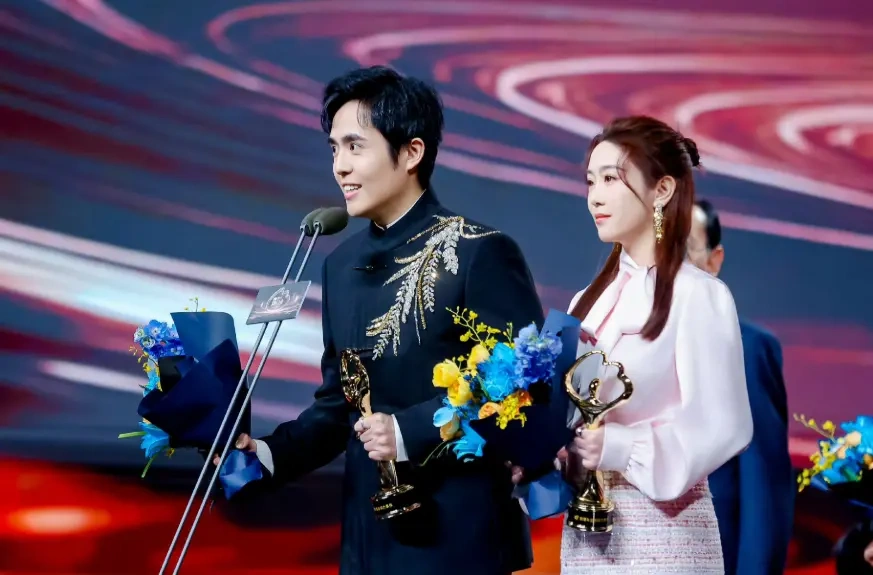 王星、嘉嘉四年恋情不结婚引热议，一句话戳中当代年轻人婚恋痛点！