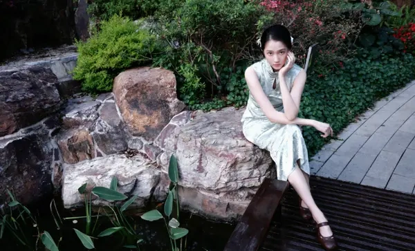 素衣藏雅韵 竹林间的东方美人图鉴
