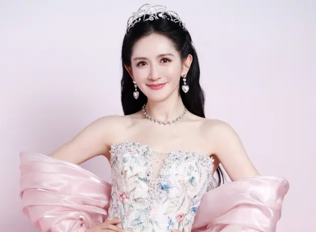 被谢娜美晕！粉色繁花礼服配皇冠，梦幻感直接拉满