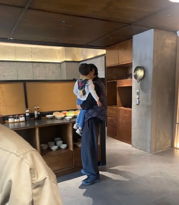魏晨一家五口阿那亚度假被偶遇，3岁儿子身高基因引关注