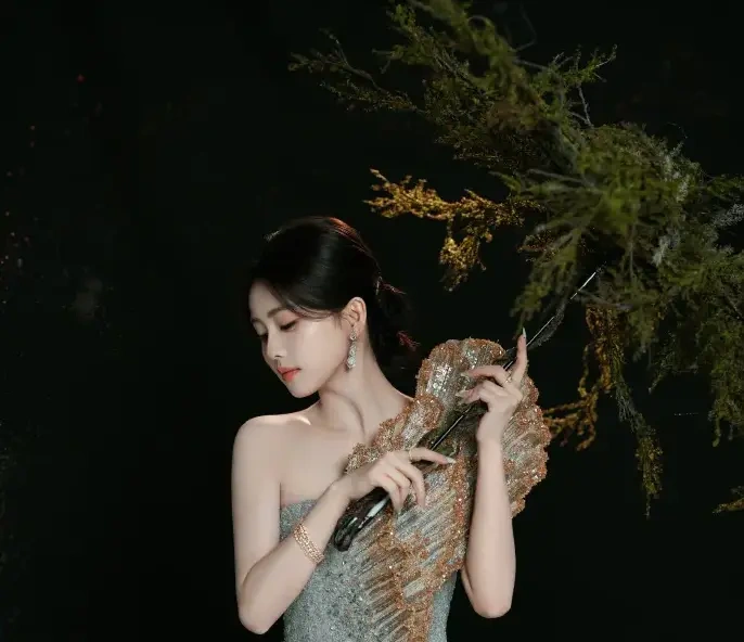 白鹿银金贝壳闪裙大片释出 莹润肌肤衬梦幻灵动气质