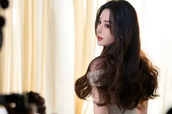 温柔与明艳并存！古力娜扎露肩白裙美图，大波浪卷发尽显女神气场