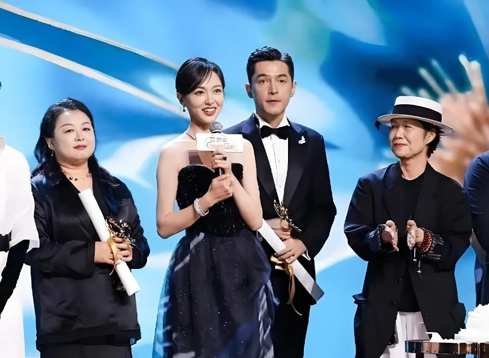 未提名先占 C 位？白玉兰这张合照，藏着唐嫣的行业地位！