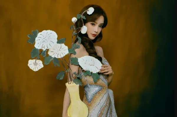解锁中式古典美学 杨颖星河鎏金裙写真，化身古典美人气质迷人